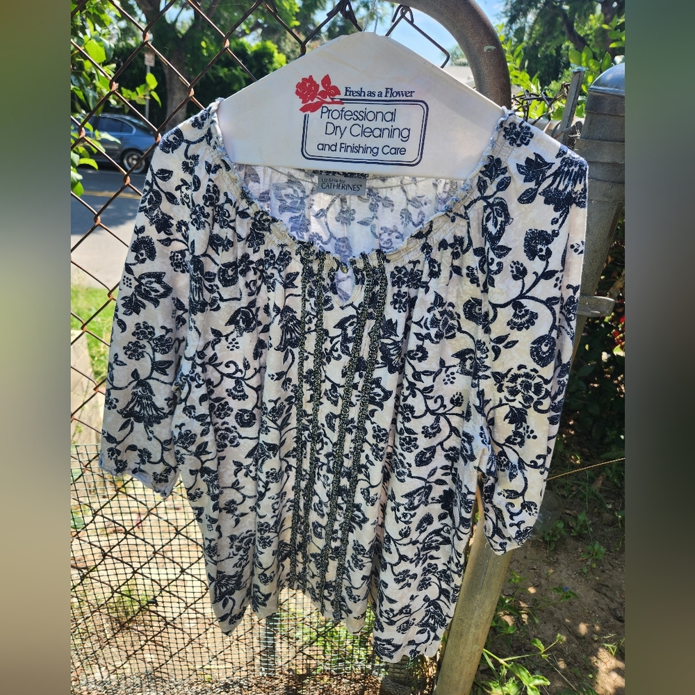 Pretty blue and white top can't read size but fits XXL (16-18).